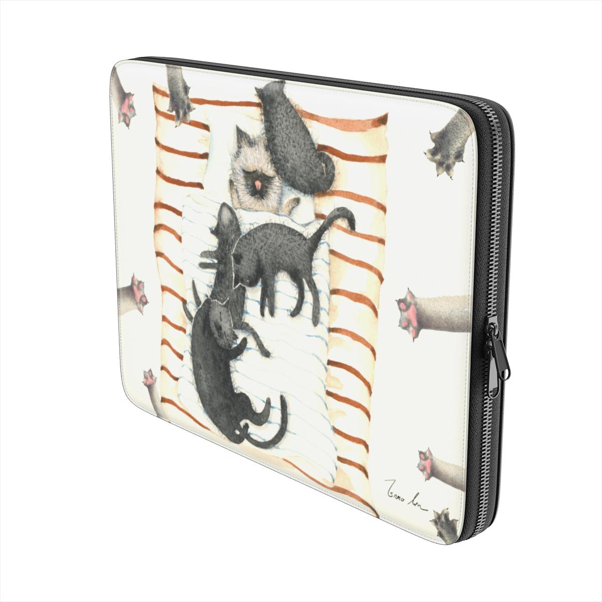 Blue Eyed Cat Laptop Sleeve – Trapped in the Dark