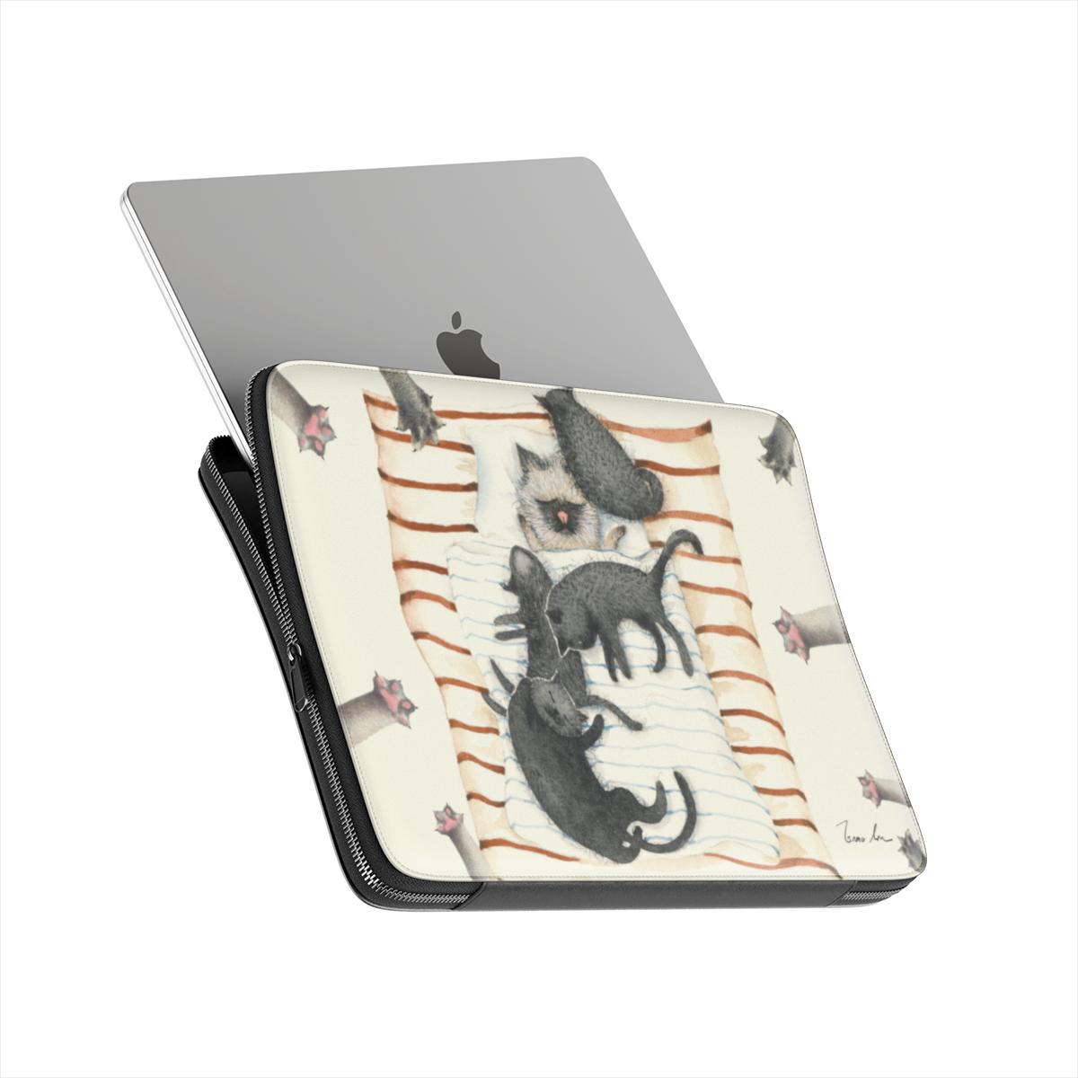 Blue Eyed Cat Laptop Sleeve – Trapped in the Dark